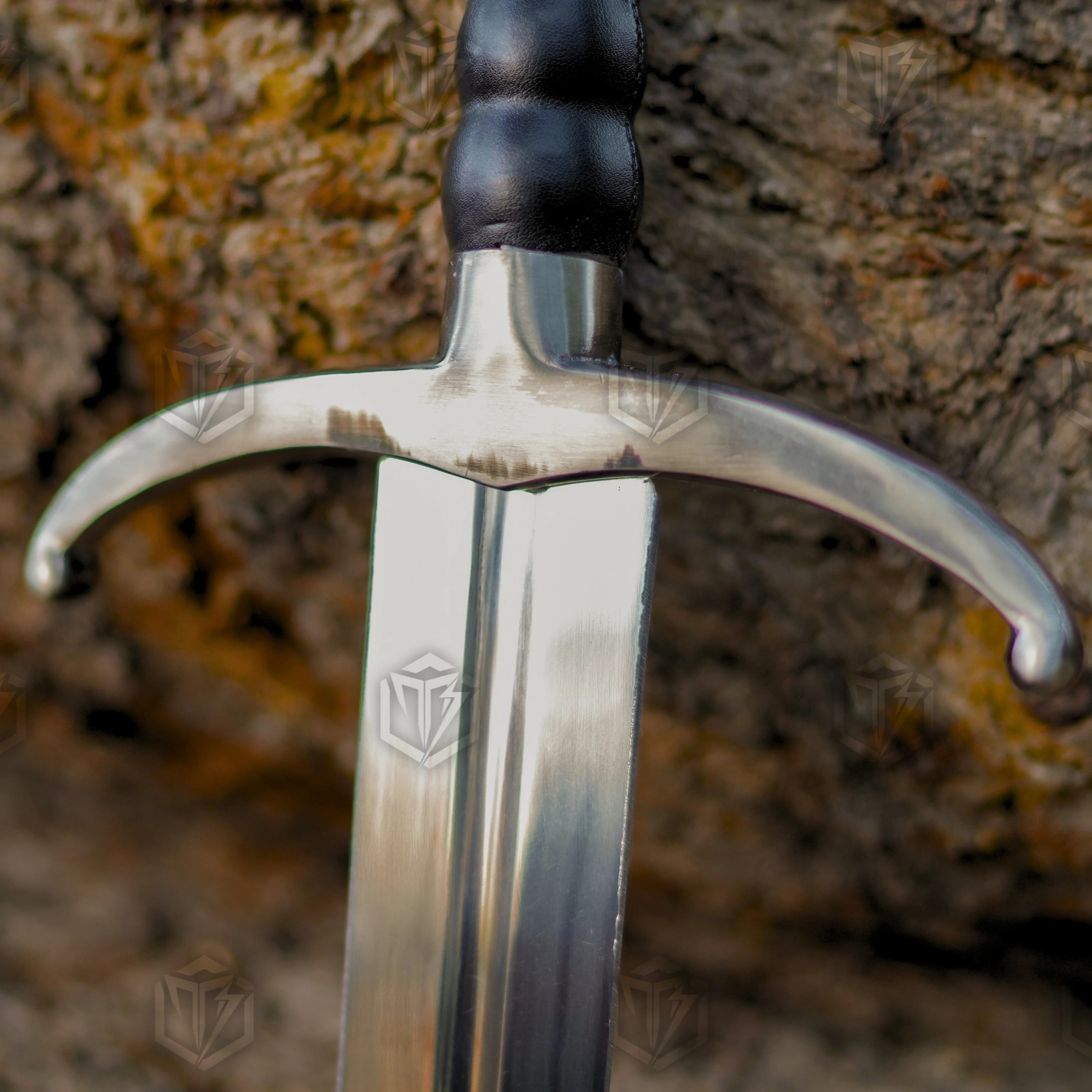 Premium Longclaw Sword Collector’s Edition Jon Snow GoT with direwolf pommel.