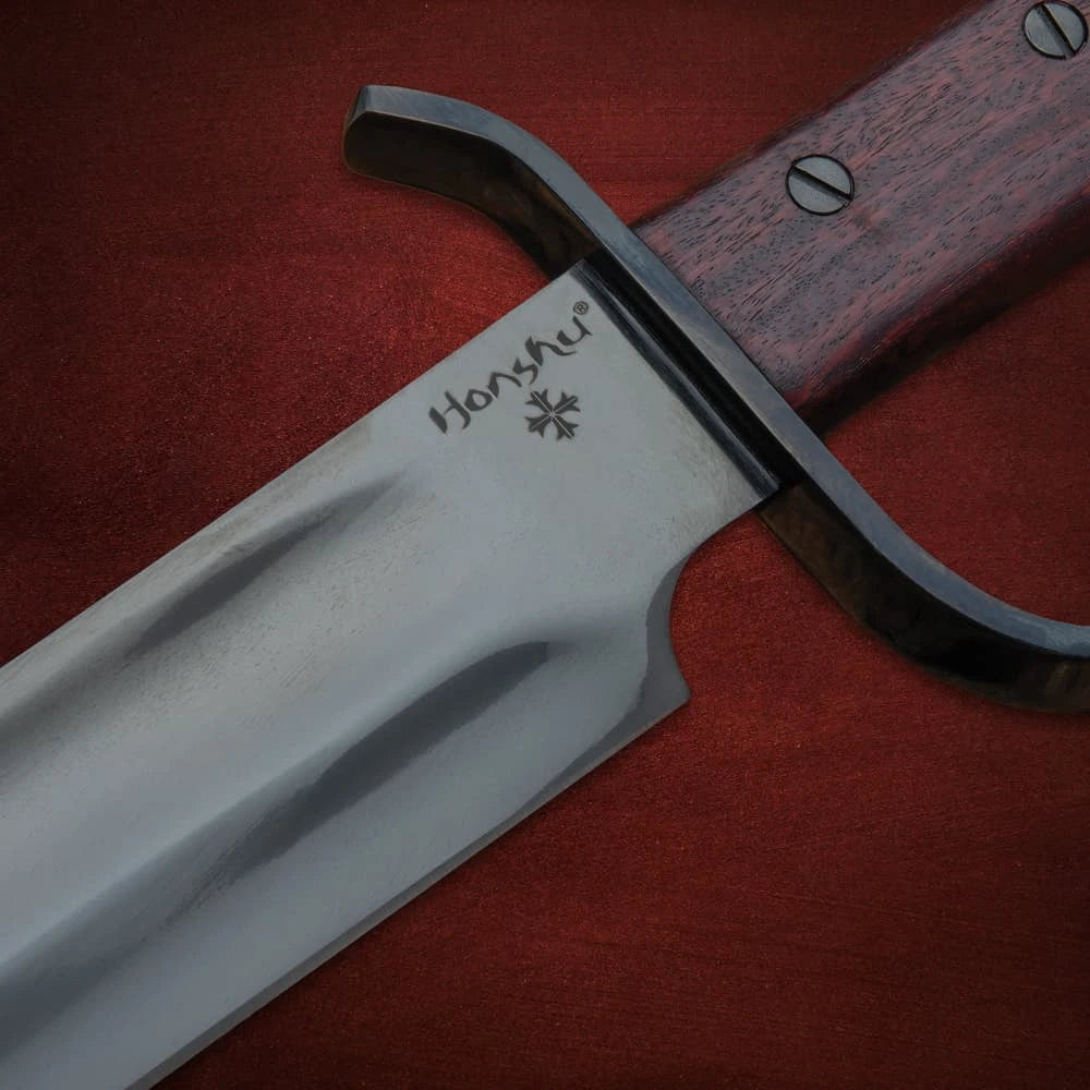 The Honshu Historic Forge Pioneer Bowie Knife is a bold tribute to the legendary blades of the past, reimagined with modern craftsmanship.